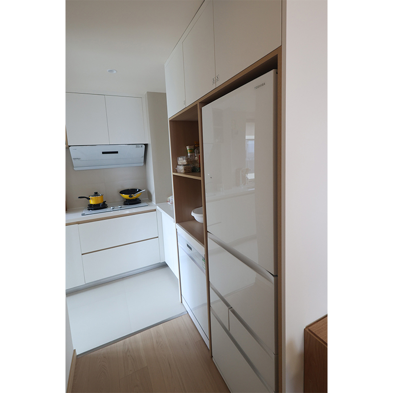 How can the color matching of custom cabinets be coordinated with the overall home style?