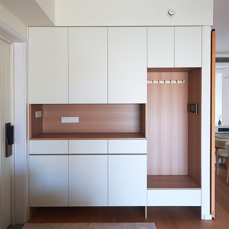 How can the ventilation design of a custom shoe cabinet effectively prevent the accumulation of internal odors?